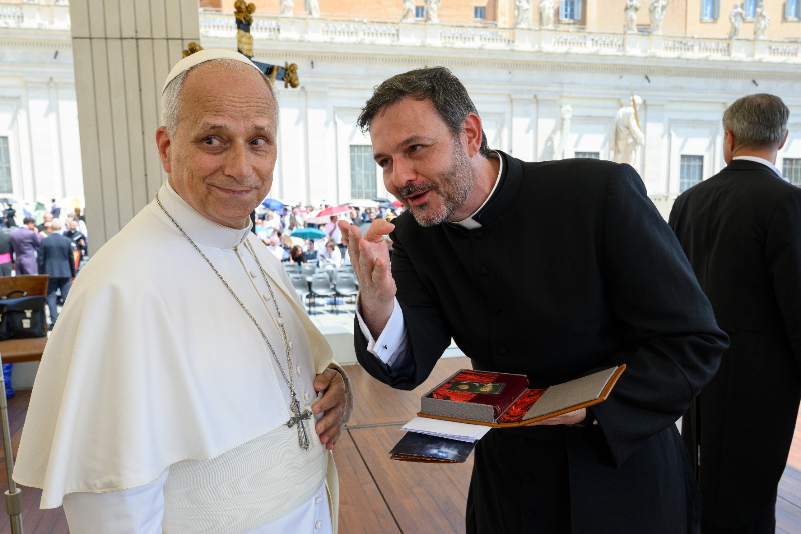 Real Gabinete doa obra ao Vaticano: brasileira que traduziu o livro e seu marido podem virar santos