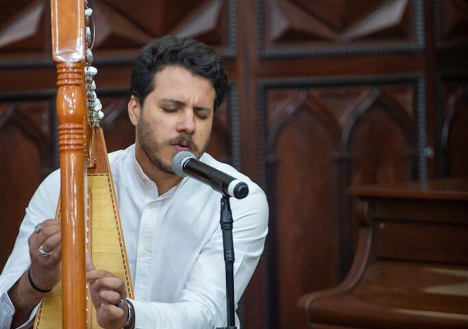 Liceu Literário Português recebe o harpista Rafael Deboleto no XXI RioHarpFestival